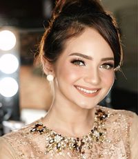 Cantik! Ini 5 Model Kebaya Modern ala Artis Enzy Storia