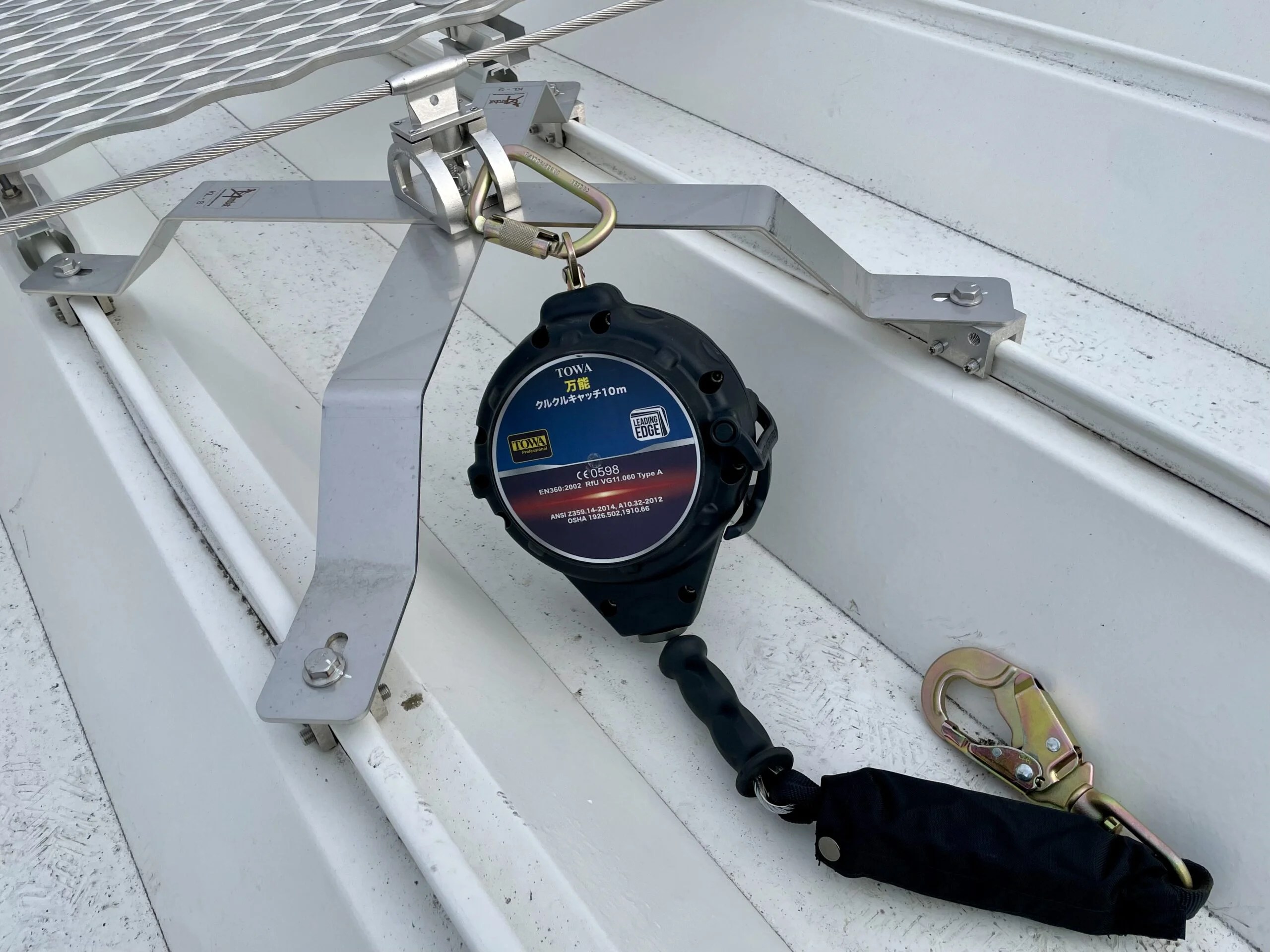 万能クルクルキャッチ（安全ブロック）｜TOWA社製 高所安全対策のスペシャリスト！常設型転落防止システム「アクロバット」