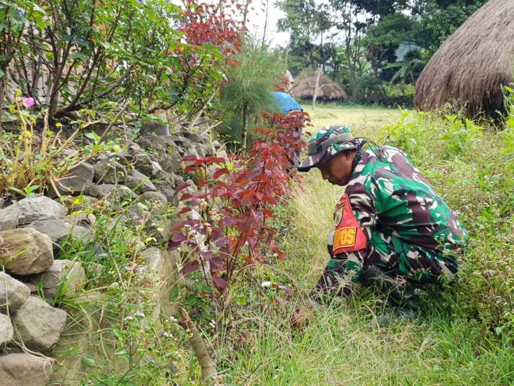 Pos Kurima Bersama Masyarakat Jaga Kebersihan Gereja