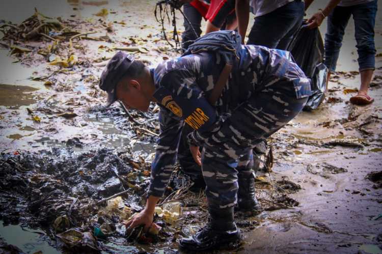 Danlantamal IX Ajak Masyarakat Berperilaku Hidup Bersih dan Sehat Melalui Program Kali Bersih