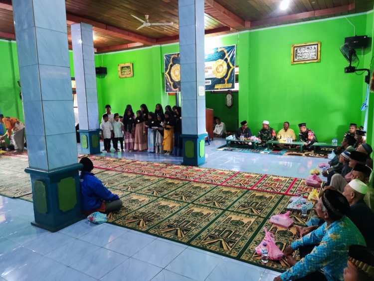 Di Sela-Sela Kegiatan Majelis Taklim, Satgas Pamtas Ajak Warga Kampung Tof-Tof Untuk Mensukseskan Pelaksanaan Pemilu 2024