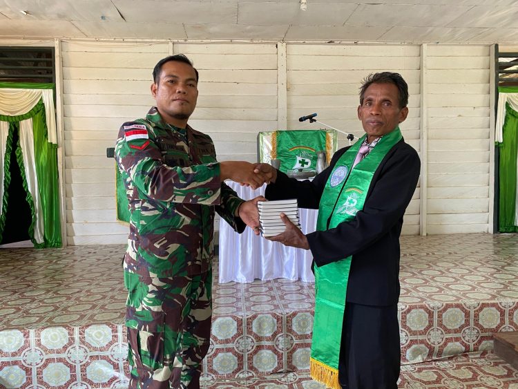 Satgas Pamtas Yonarmed 11 Kostrad Bagikan Alkitab dan Bacaan Rohani untuk Gereja GPIB di Sei Manggaris