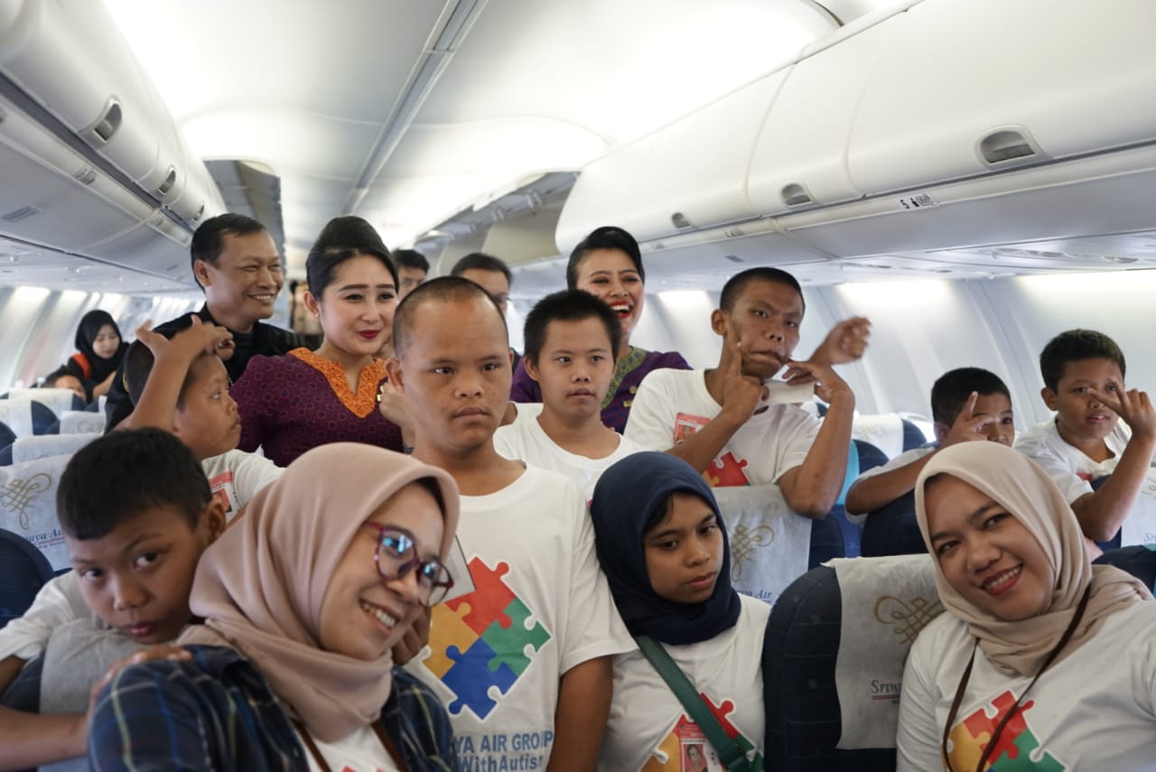 Sriwijaya Air Group Ajak Anak Anak Autis Naik Pesawat