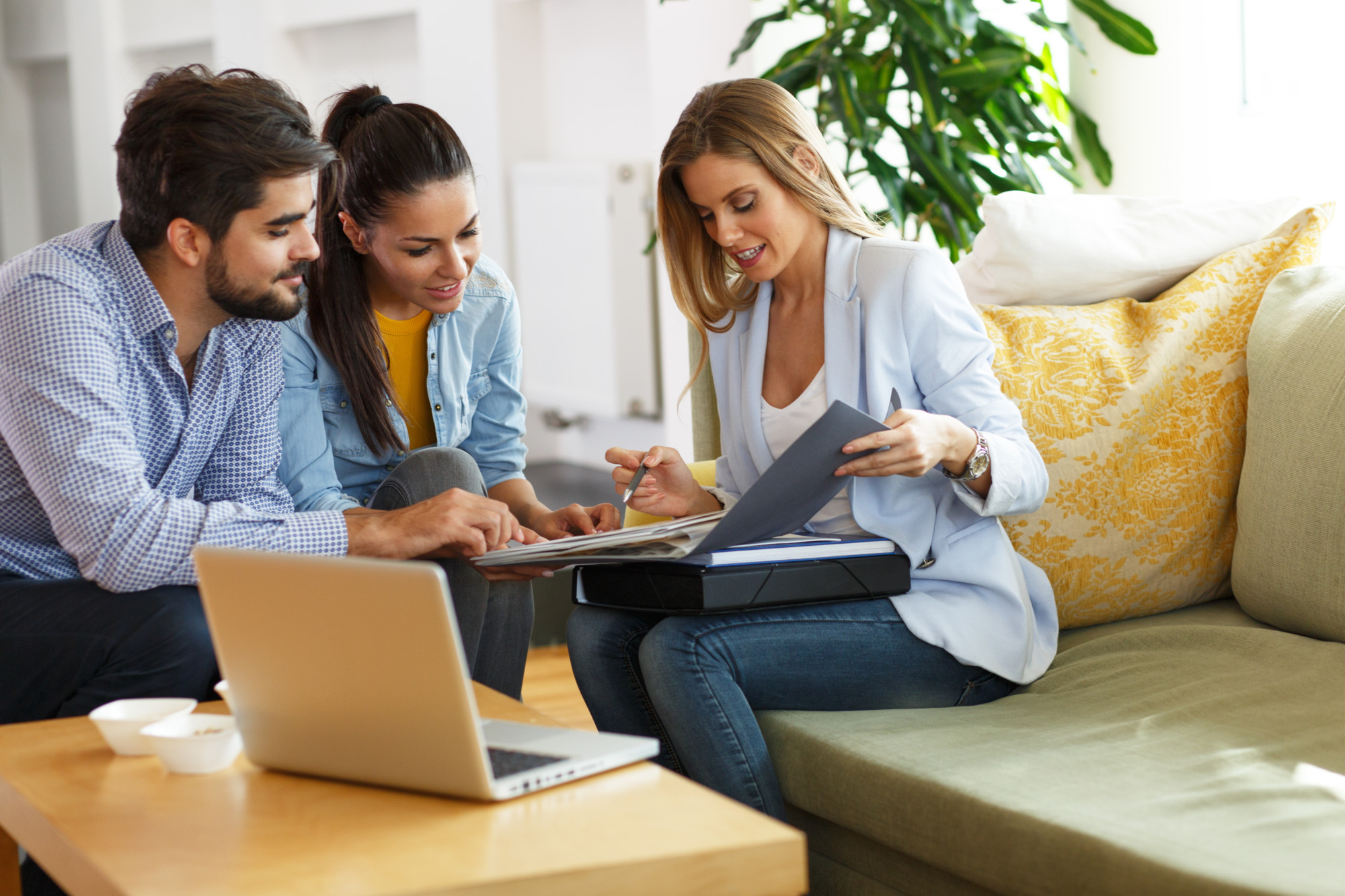 8 Traits Of The Right Real Estate Agent 2022 Guide Akt in Motion