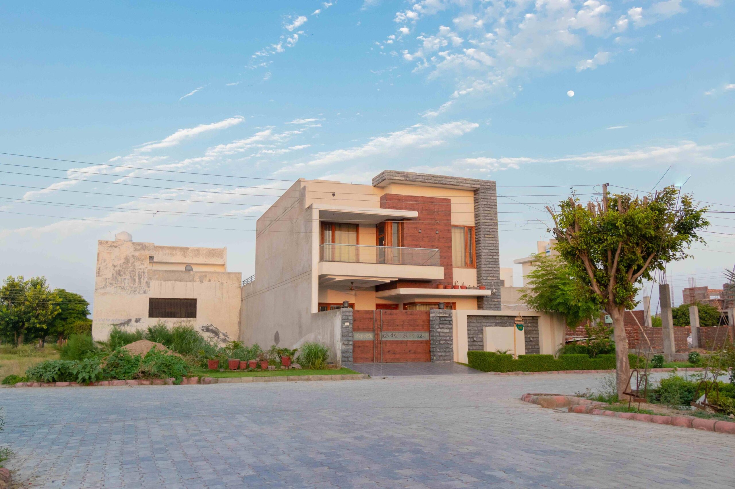 What are the benefits of purchasing small plots in Ludhiana? Alamgir