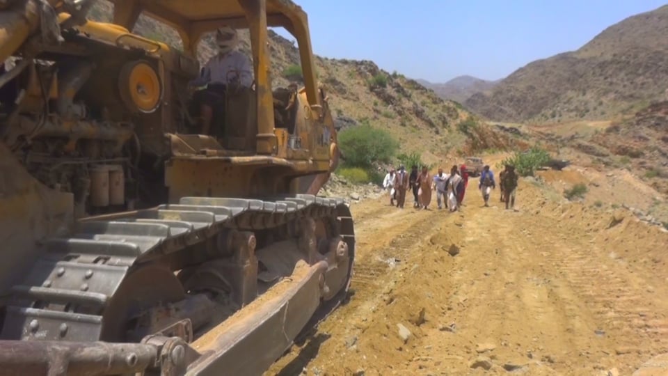 الوكيل محافظة مأرب يطلع على سير العمل في فك الحصار عن خمس عزل جراء السيول بحريب