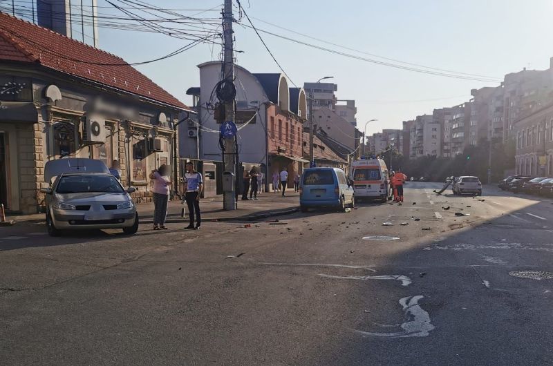 FOTOVIDEO Mașină înmatriculată în Alba, implicată în ACCIDENT rutier