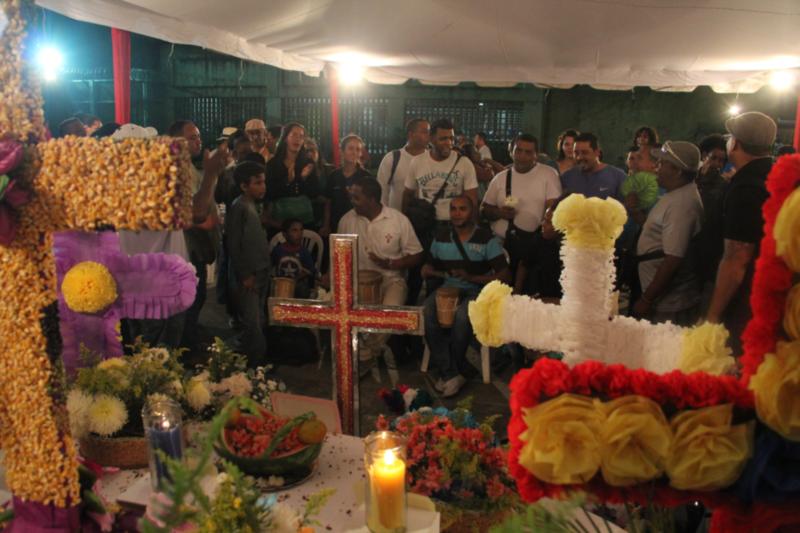 Habitantes del 23 de Enero rindieron honores a la Cruz de Mayo (+Fotos