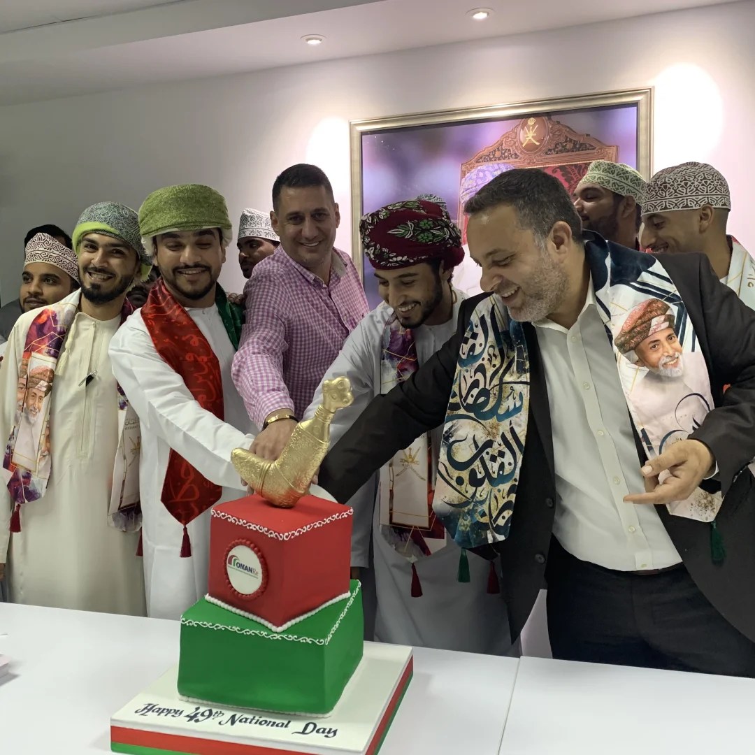 بيئة عمل مثالية في OMAN RE AlBayan Magazine