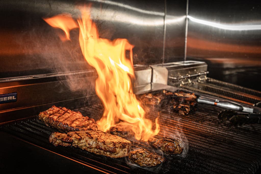 Leo’s Bar & Grill Albcontacts