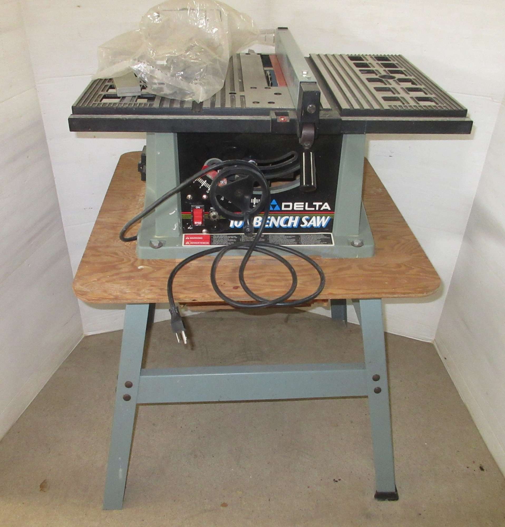 Albrecht Auctions Delta 10&quot; Table Saw, Direct Drive