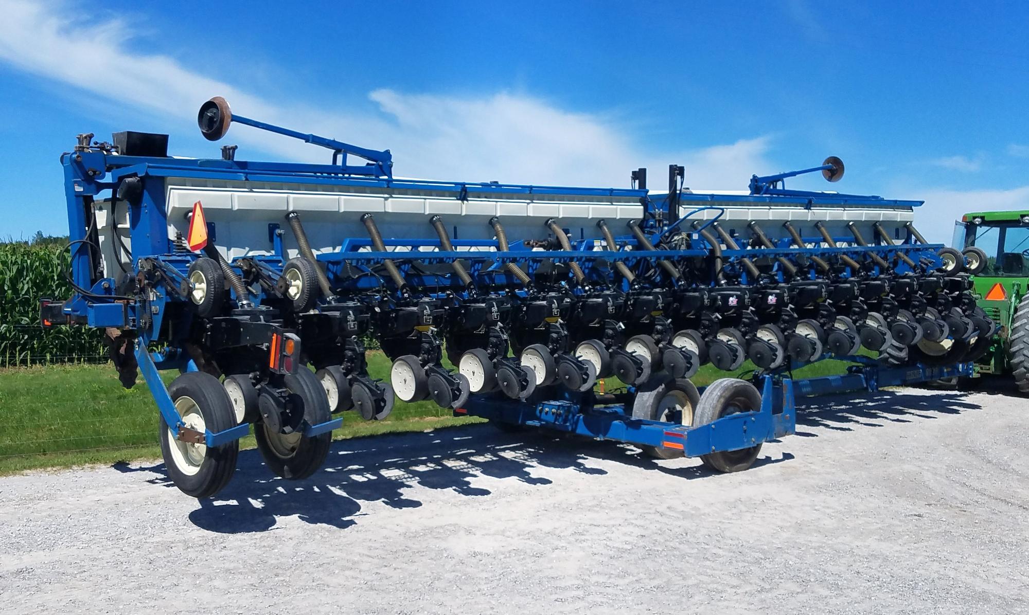 Albrecht Auctions 2002 Kinze 3650 1630" Row with 2X2 Dry Fertilizer