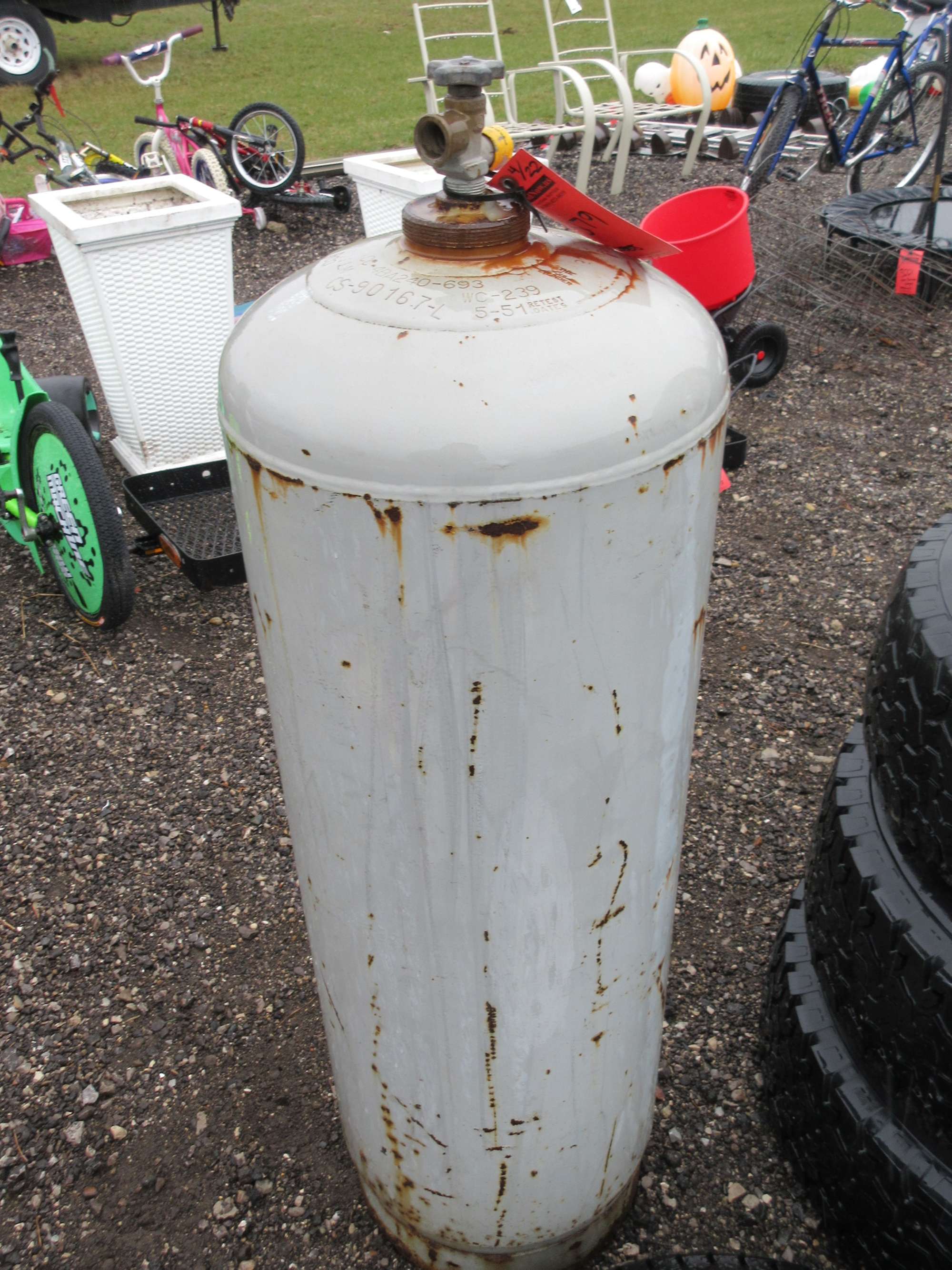 Albrecht Auctions 100 lb. Propane Tank, Mfg. Date 01/89E