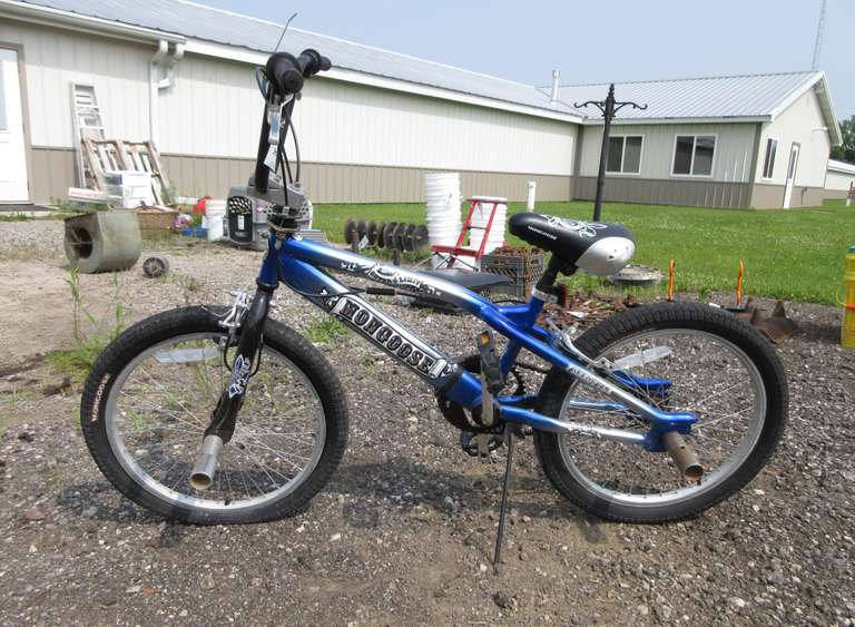 Albrecht Auctions Mongoose 20" Outer Limit BMX Bike with Pegs