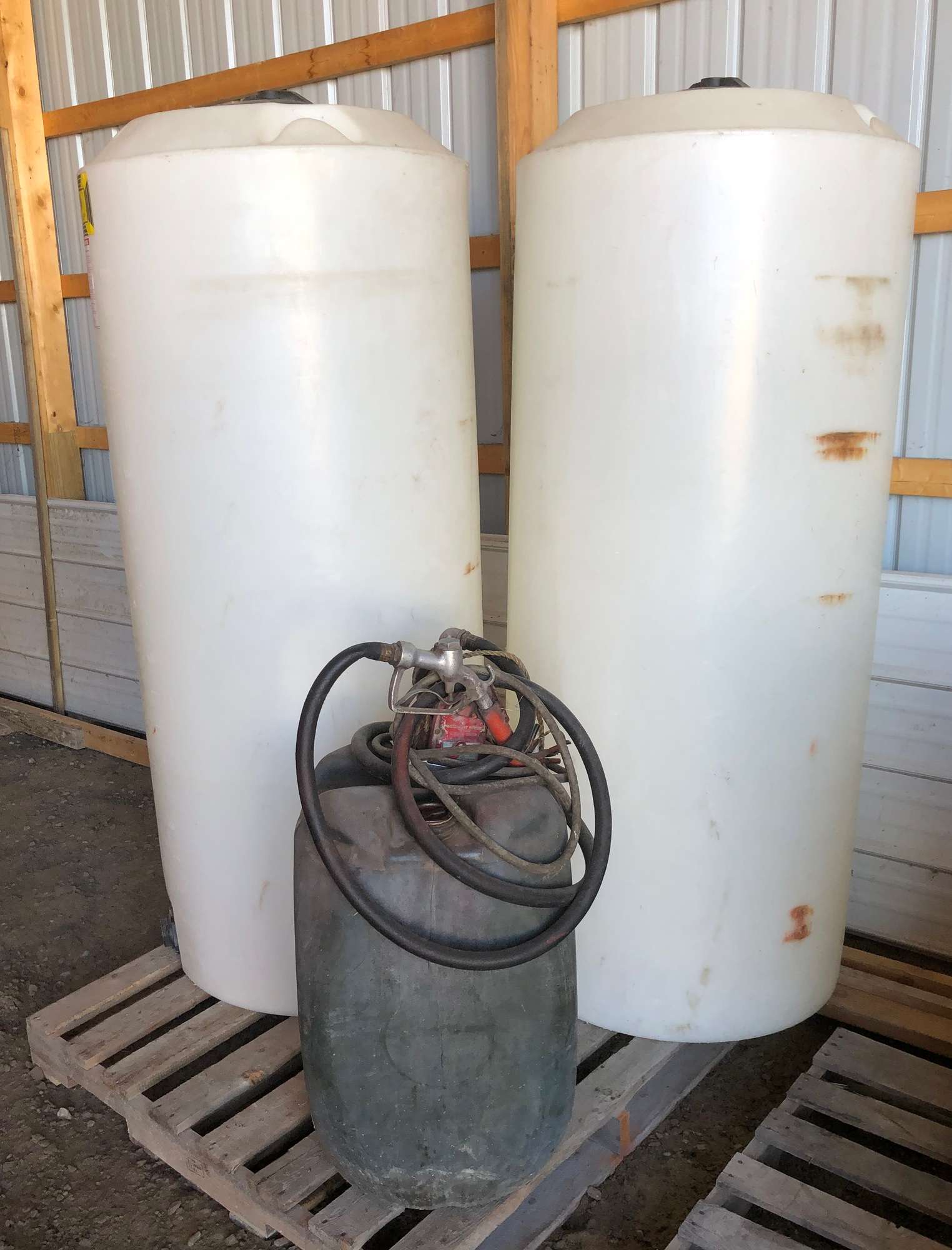 Albrecht Auctions Tanks 225Gallon Water Poly Tanks, Only Water in