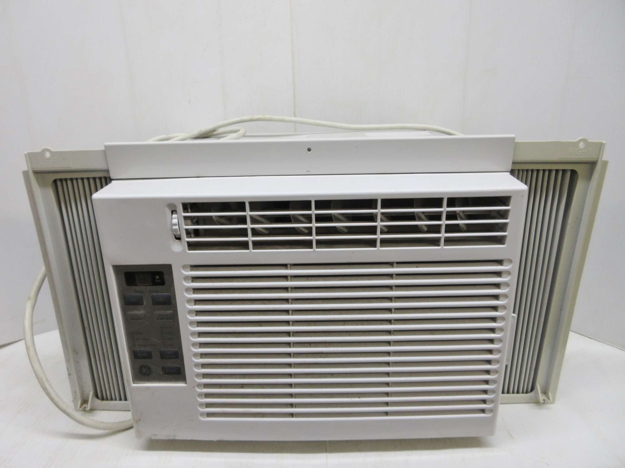 Albrecht Auctions 5000 BTU Air Conditioner