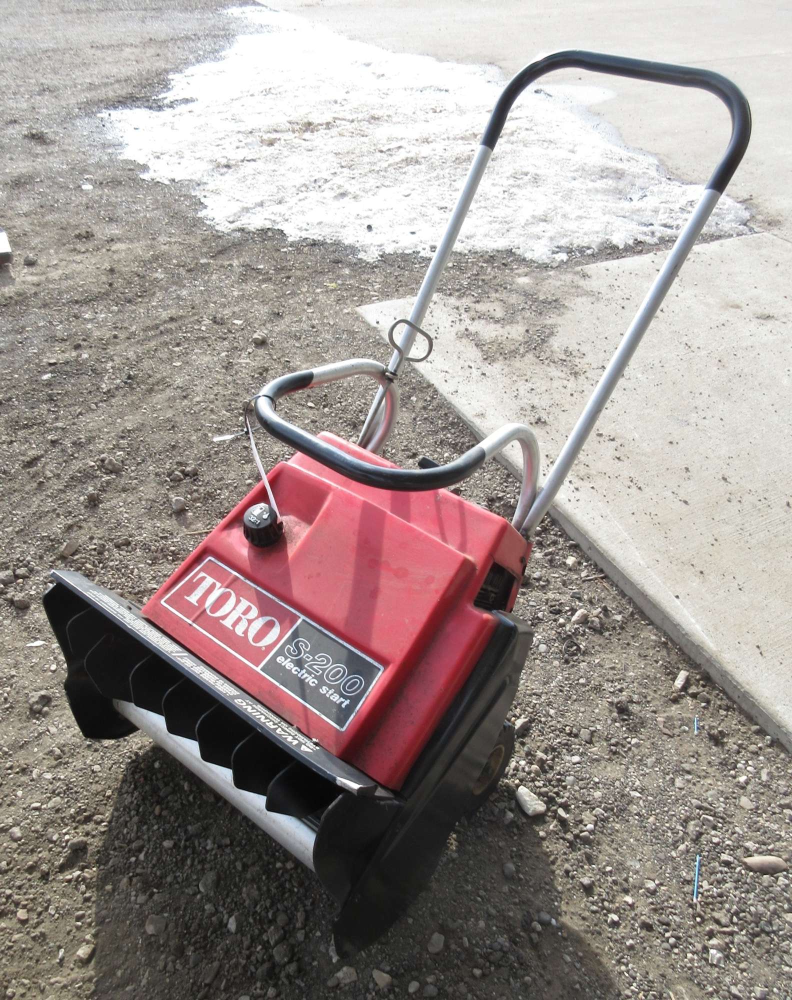 Albrecht Auctions Toro Snowblower, S200, Manual or Electric Start