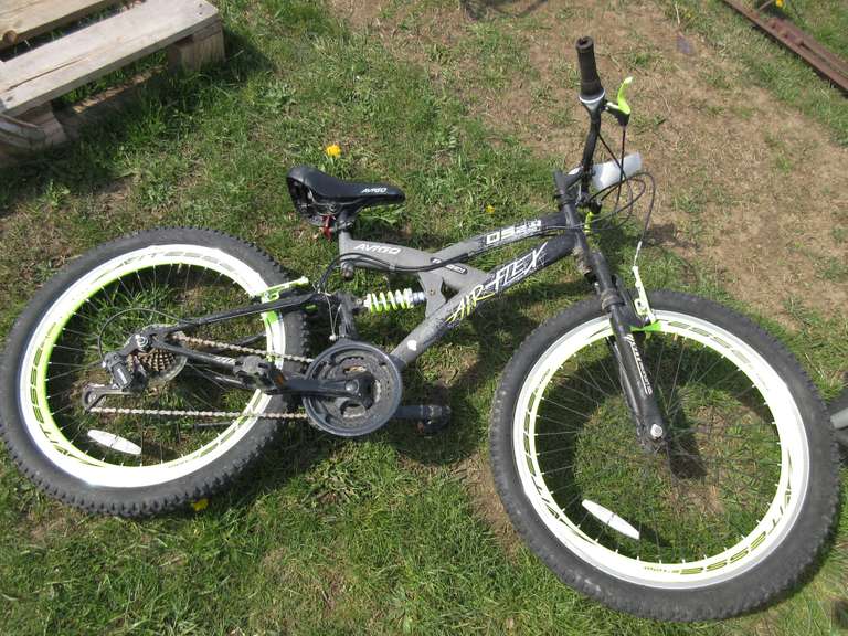 Albrecht Auctions Boys Bike, Avigo Brand, Shock Absorber