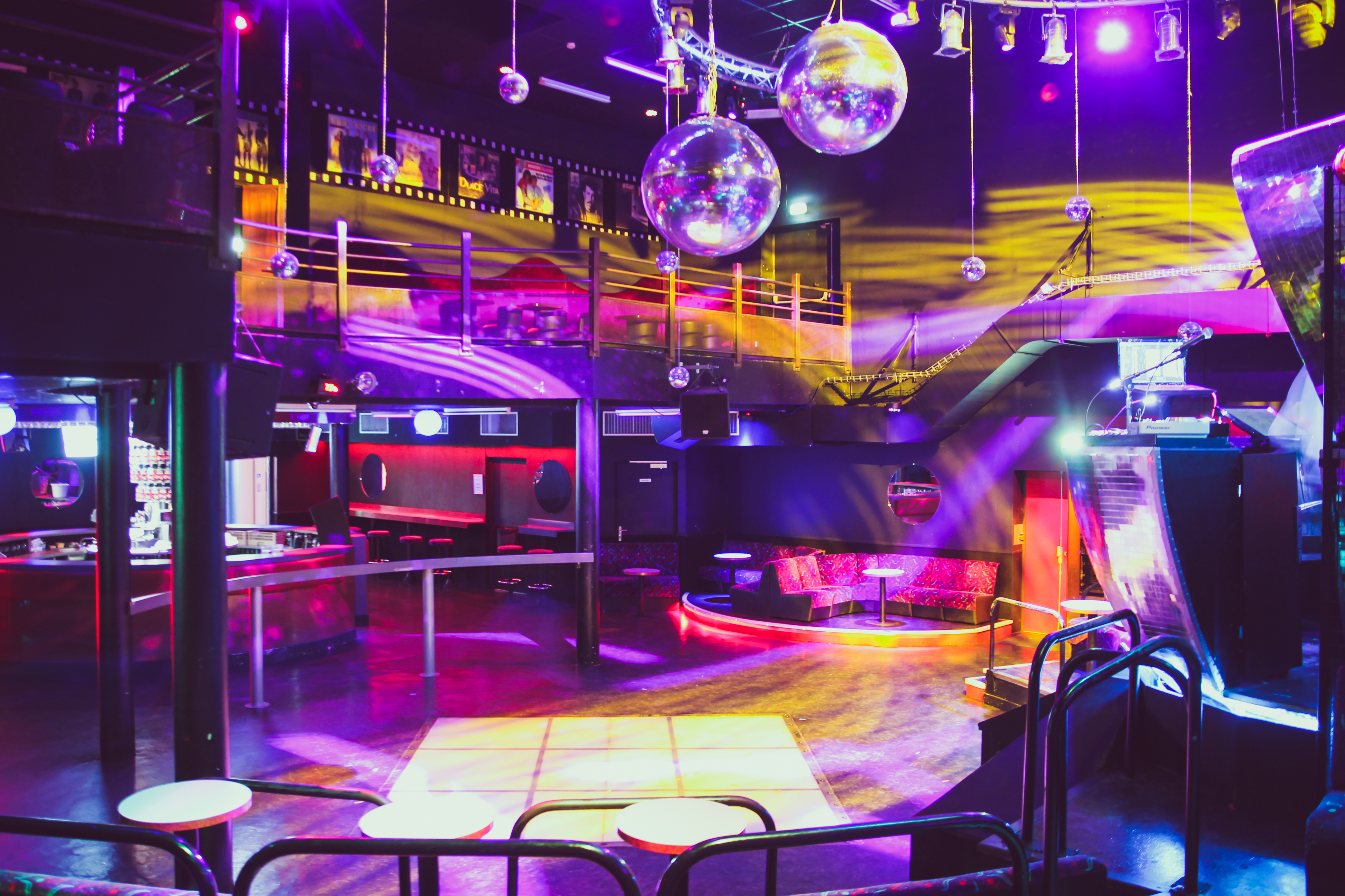 Boite De Nuit Année 80 Noovo Moi