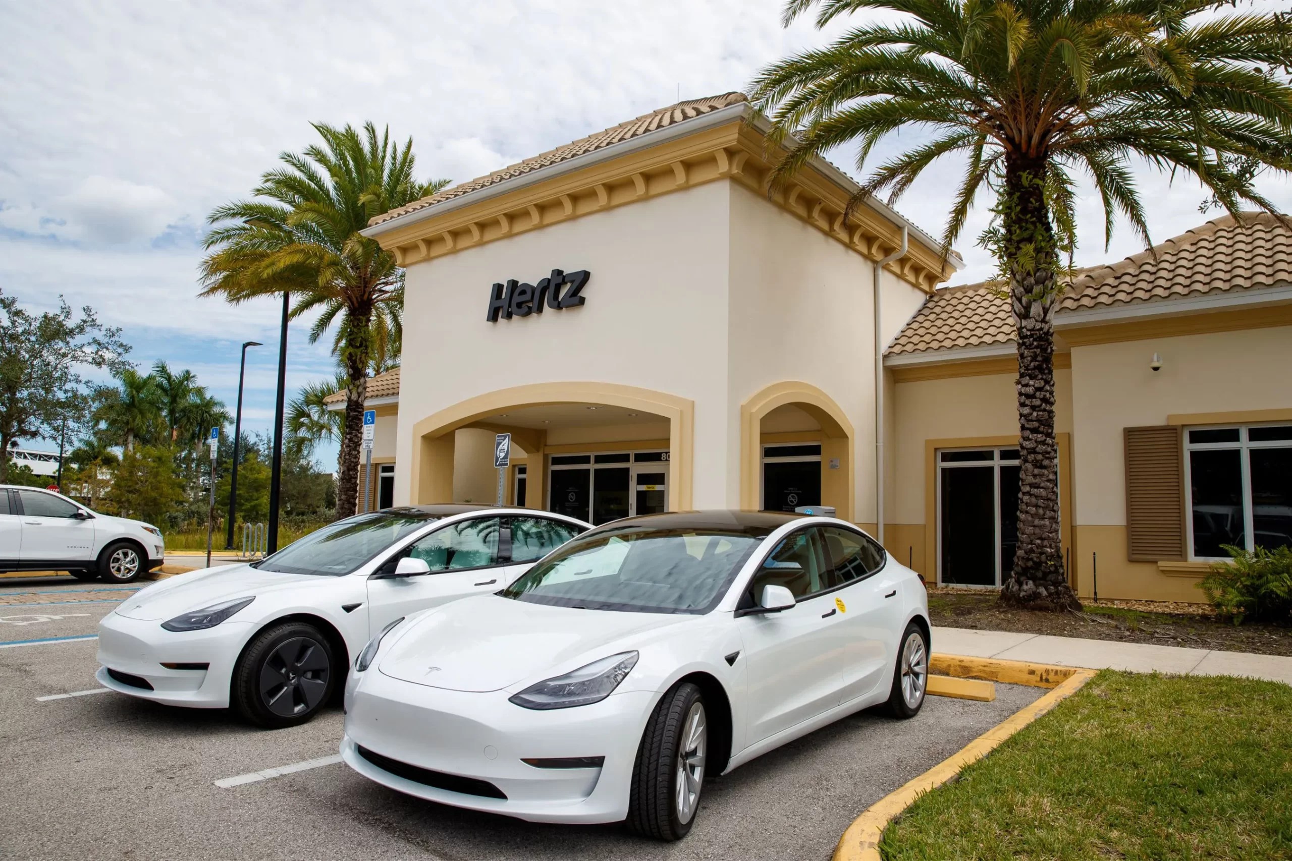 Hertz pone a la venta 20.000 de sus Tesla para comprar autos de