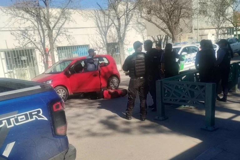 Robó un auto en Cinco Saltos y fue perseguido hasta el centro de Cipolletti