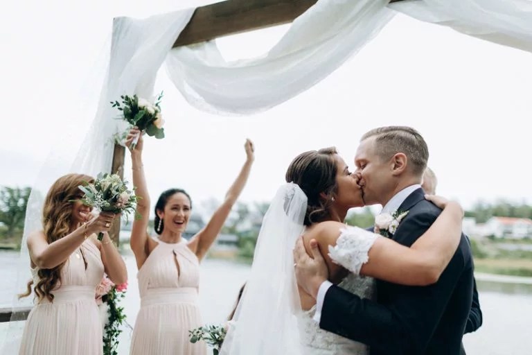 Eine moderne deutschkasachische Hochzeit mit einem Tamada.