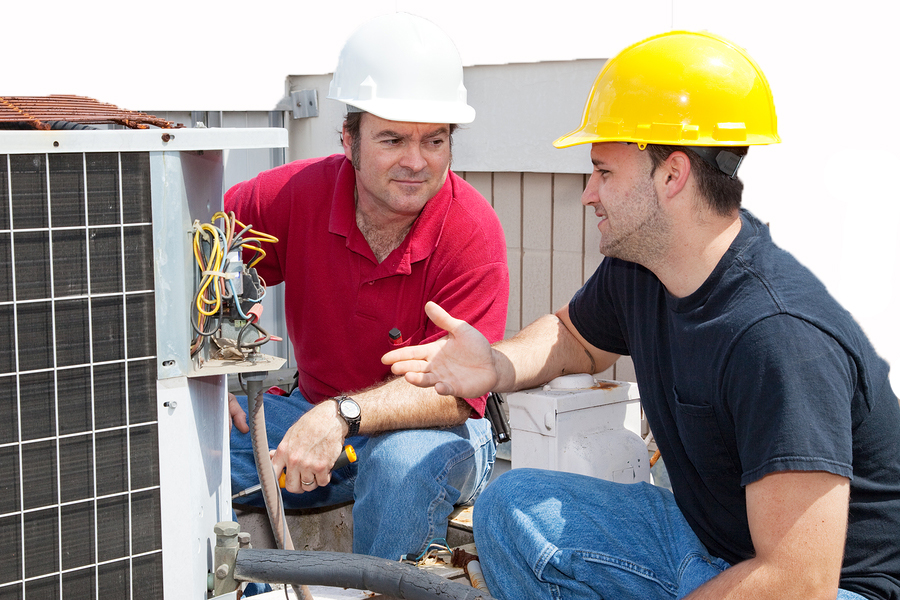 AcTechniciansDiscussProblemCUTOUT Aliso Air