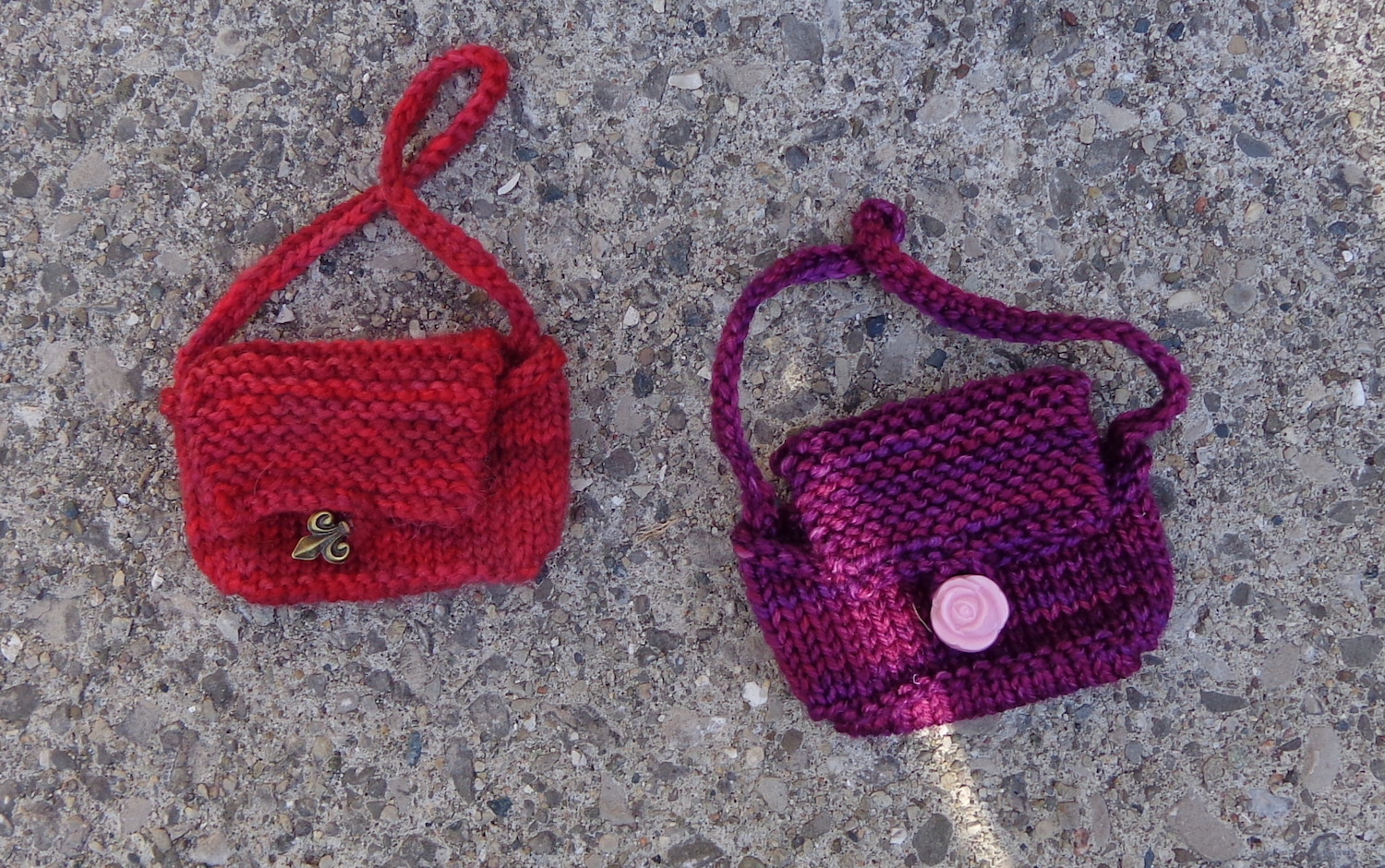 A Knit Messenger Bag for Barbie Alive & Knitting