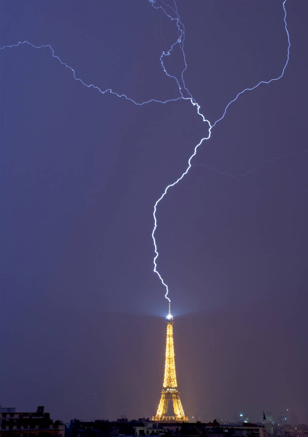 lightningstrikeseiffeltower