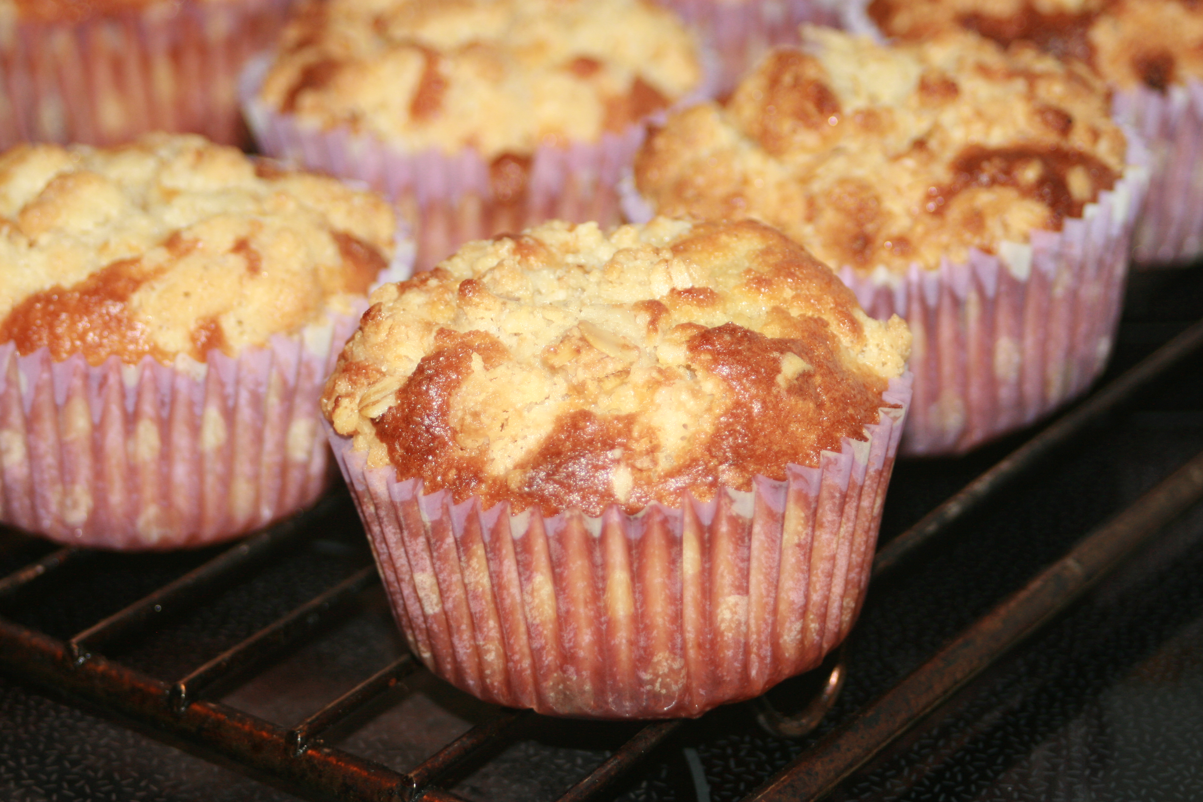 Smaskiga muffins med hallon och vit choklad, toppade med crumble Alla