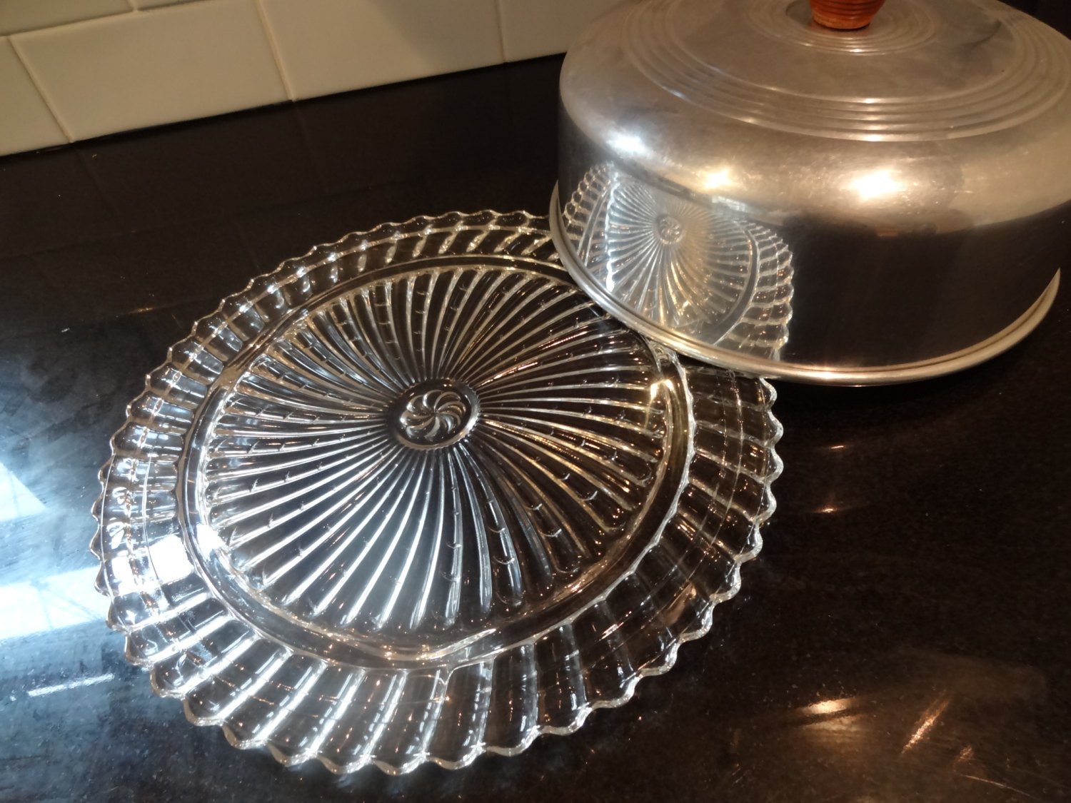 Covered Cake Plate. Godinger Cake Stand, Cake Plate Server Platter with