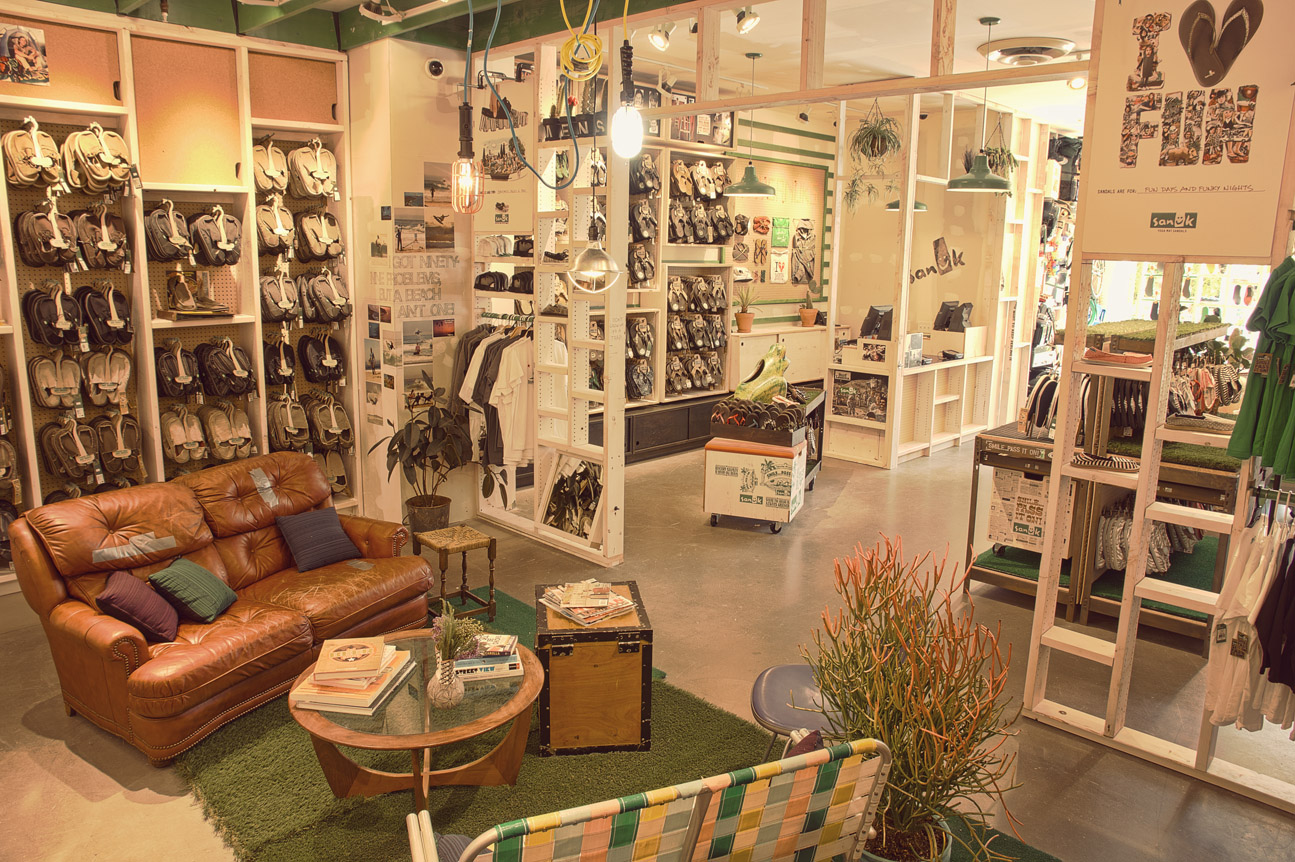 SANUK CELEBRATES THE GRAND OPENING OF ITS FIRST FLAGSHIP STORE AT SANTA