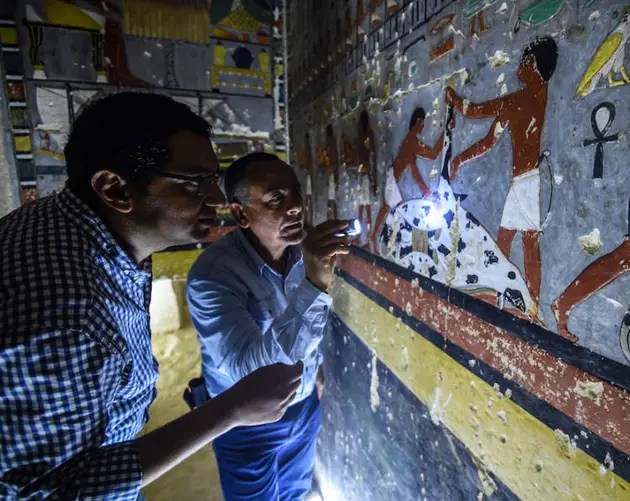 Mohamed Muhajid Inspects Tomb