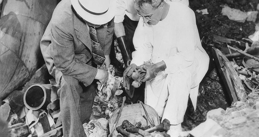 Investigators at the Cleveland Torso Murderer crime scene