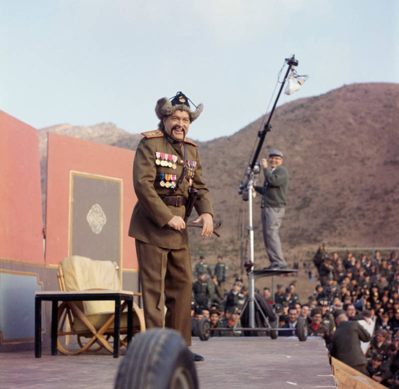 32 Vintage USO Photos Of Military Entertainment Starting With WW2