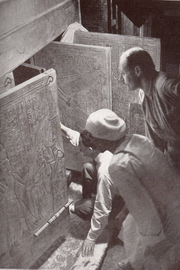 Howard Carter Looking Into The Tomb