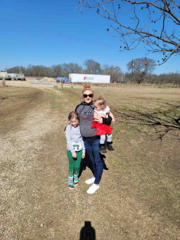 Tiffani Hill With Her Daughters
