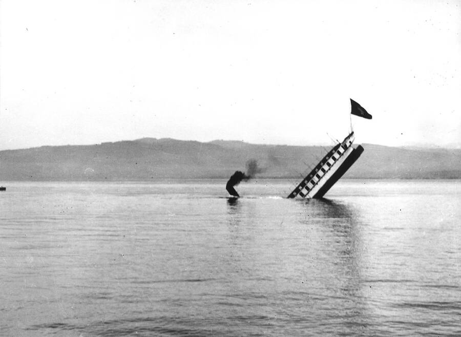 Santis Sinking
