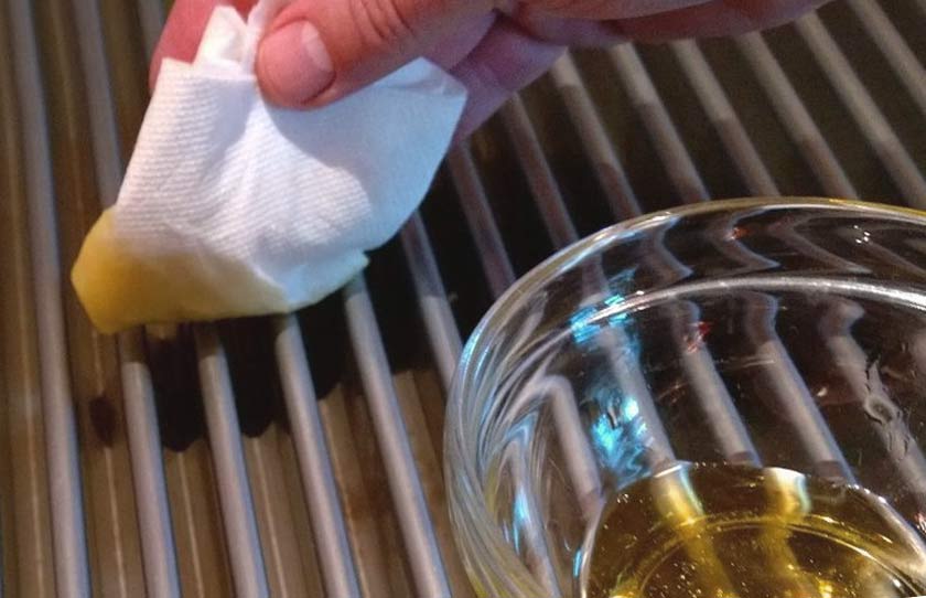 How to Clean a Gas Grill With a Minimum of Chemicals