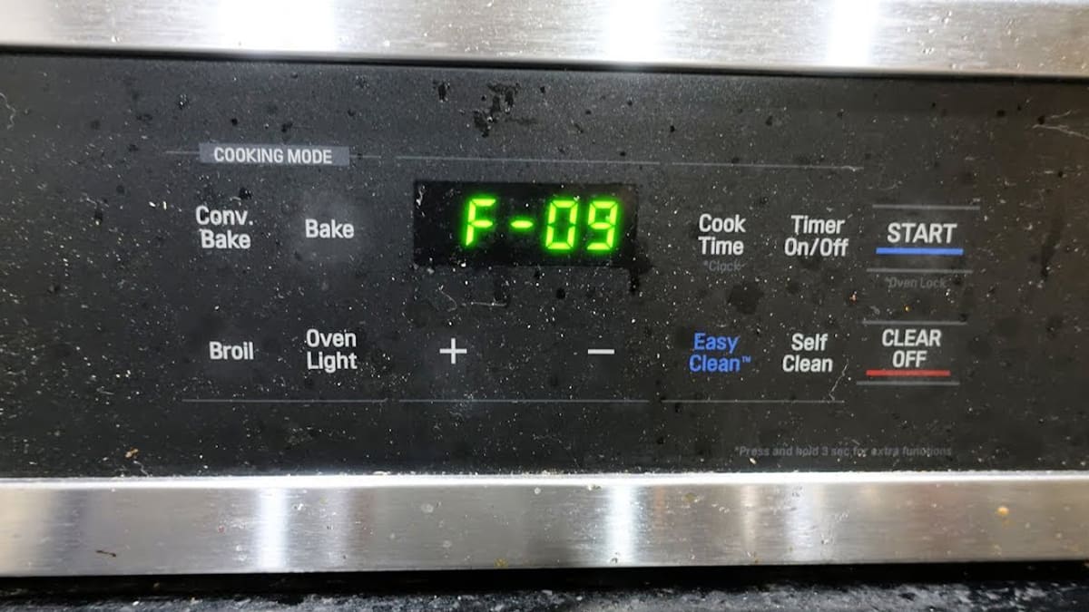 What does the F9 error mean in the LG oven?