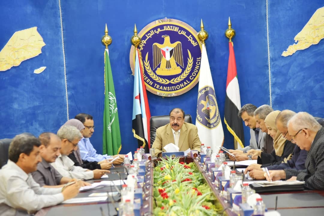الانتقالي يناقش قضية النزوح إلى العاصمة عدن ويحذر حزب الاصلاح من الاستغلال السياسي