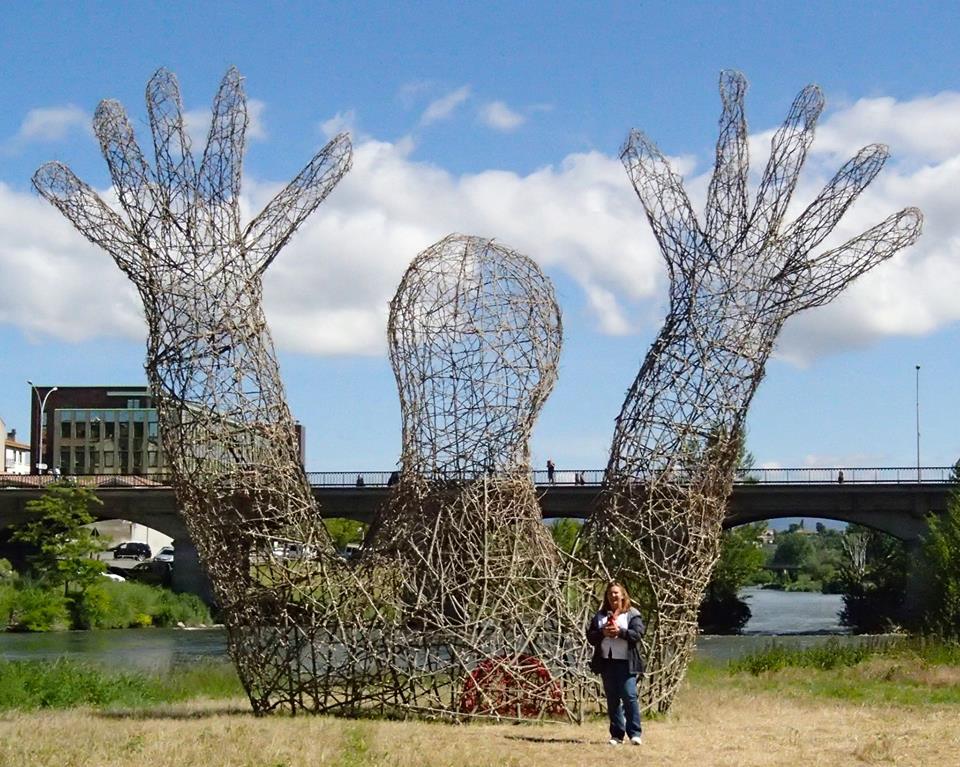 Tracy And Kiara In Front Of Marc Walter S Land Art Sculpture L Embrassade The Hug An Italian Point Of View