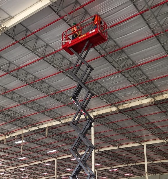 Plataformas Tijeras ALO Lift 160 W en instalación luminarias