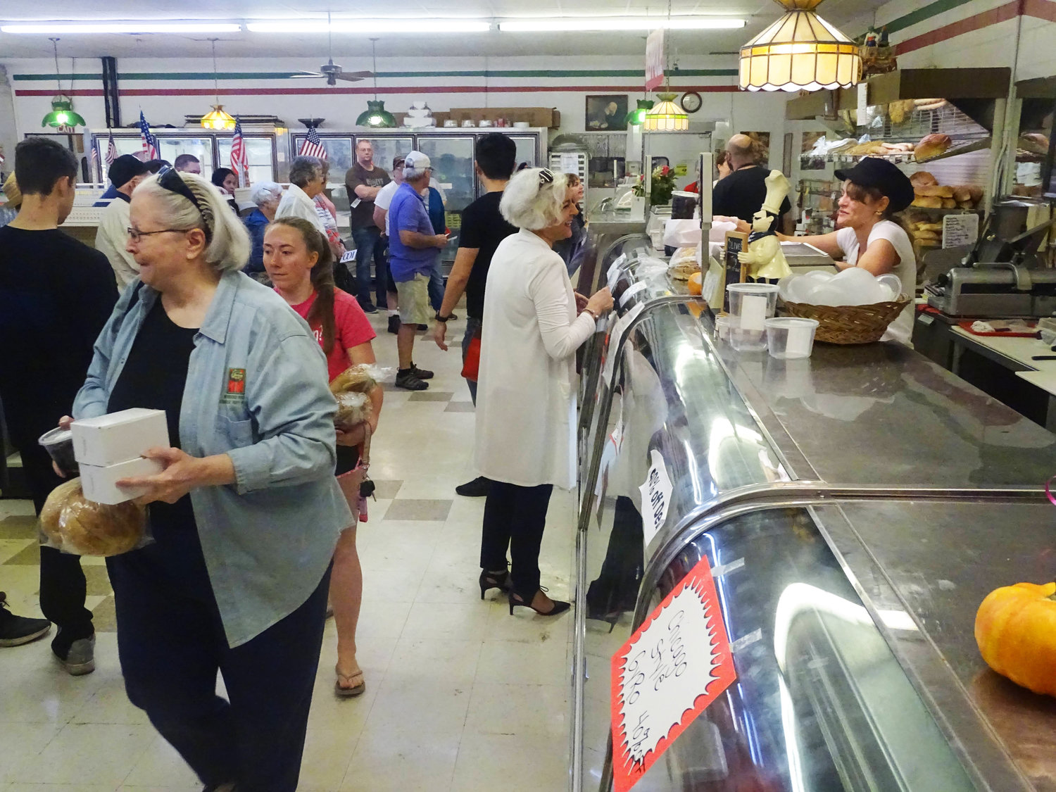 Customers pack Roma Bakery for its final day in business City Pulse