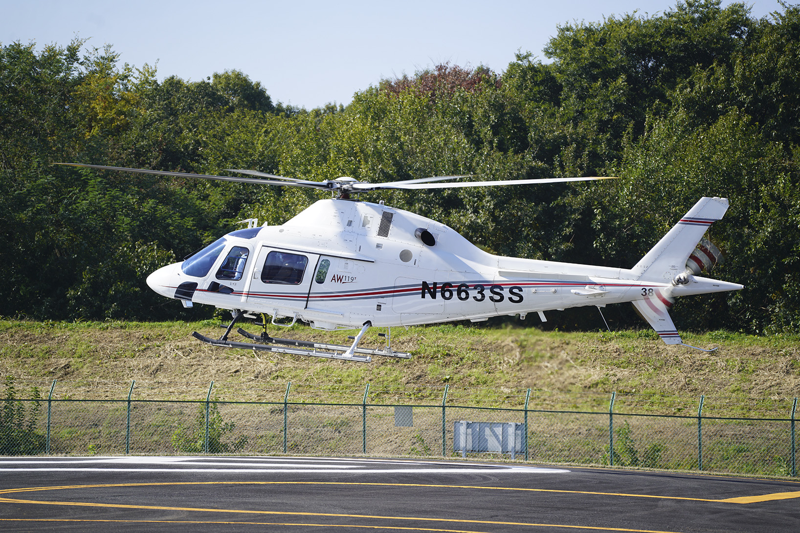 Single-engine turbine aircraft AW119T flew to Shimotsuma Heliport