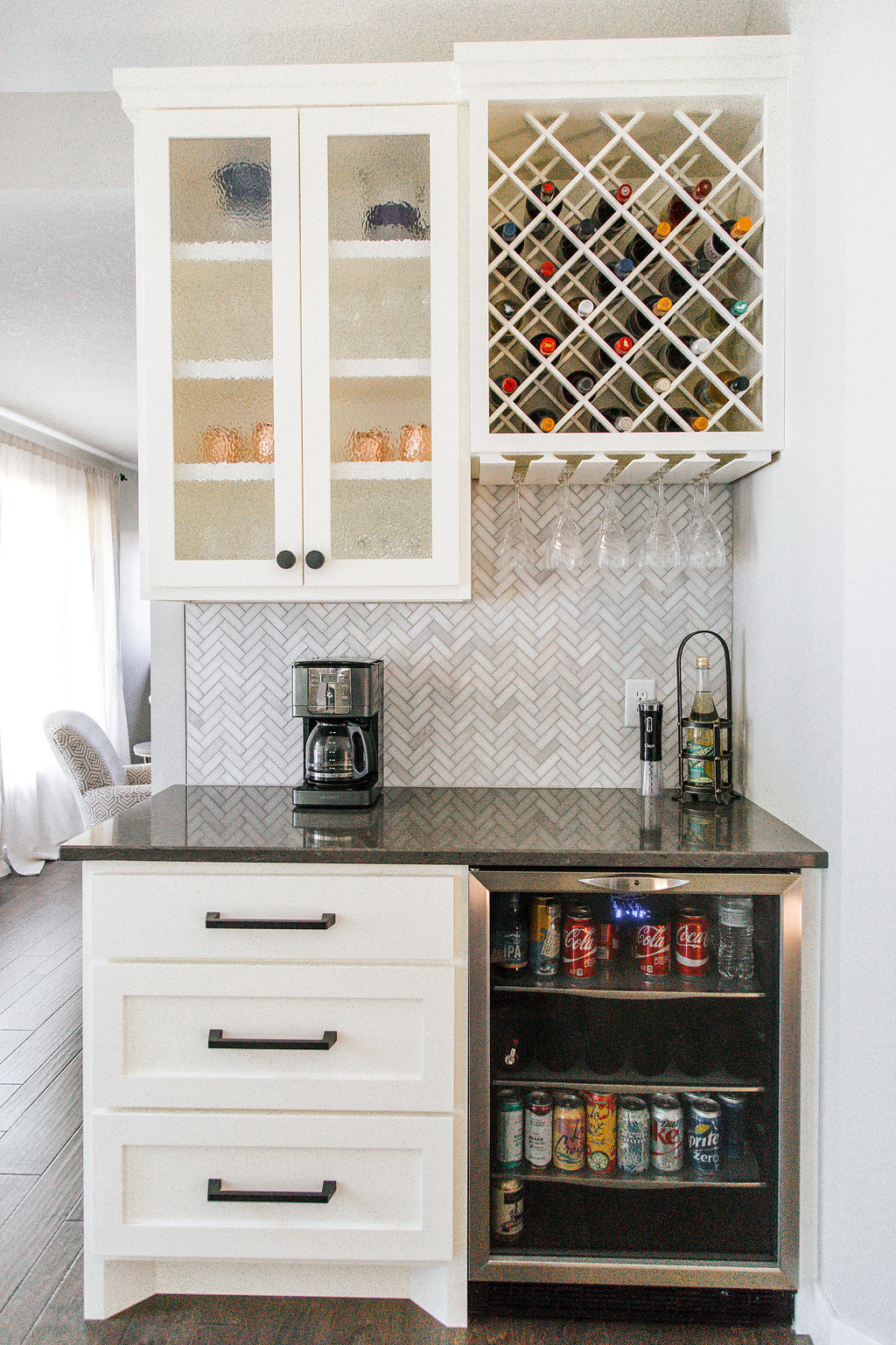 White Dry Bar with Lattice wine bottle holder Alpine