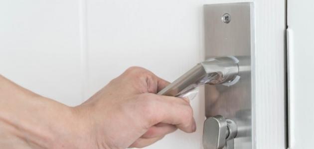 تفسير حلم فتح الباب بقوة في المنام