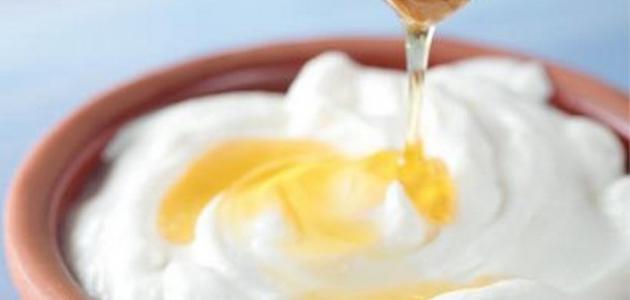 طرق عمل قناع الزبادي لتنعيم الشعر الجاف
