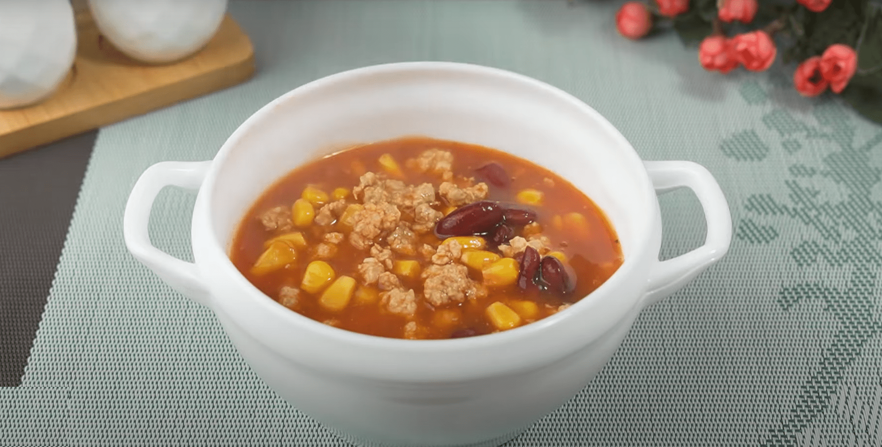 Specialiteti meksikan Supë pikante me fasule dhe mish të grirë Alsat