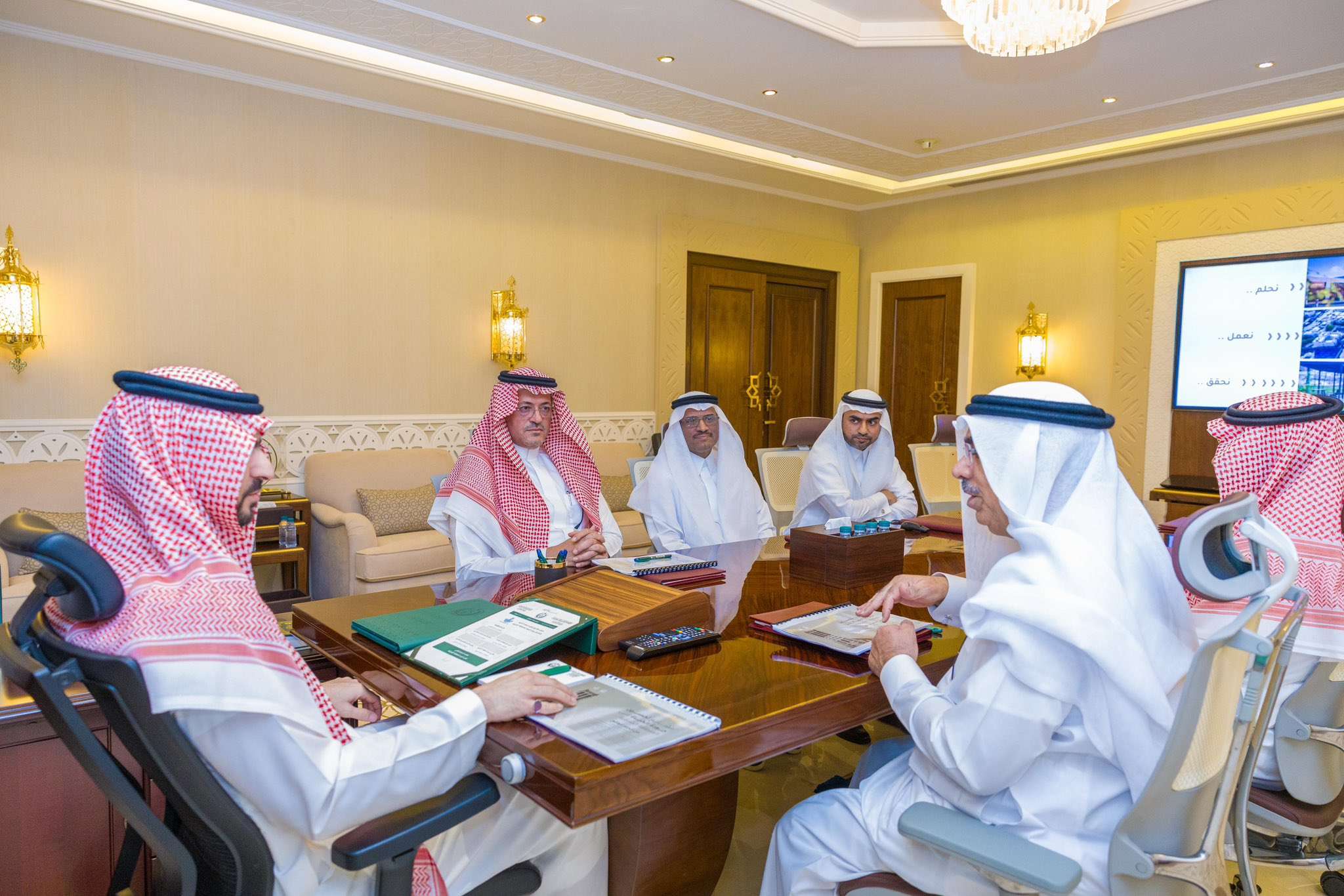 لقاء هام في ديوان الإمارة: الأمير سعود بن بندر يستقبل نائب أمير الشرقية.